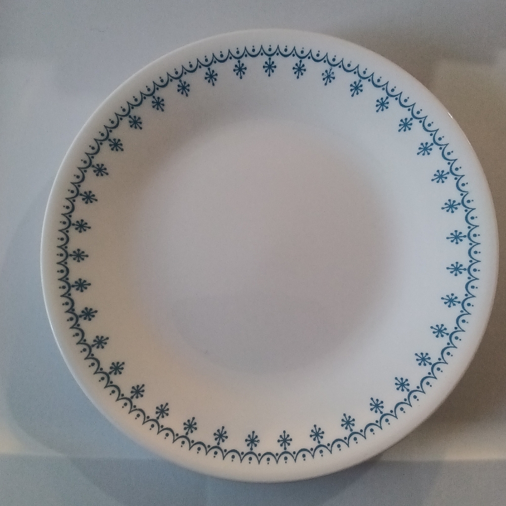 Vintage Corelle Dinnerware Desert Plate With Blue Snowflake Garland (7")